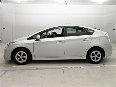 2013 Toyota Prius - Thumbnail