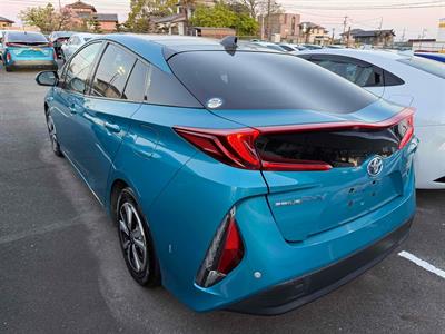 2017 Toyota Prius - Thumbnail