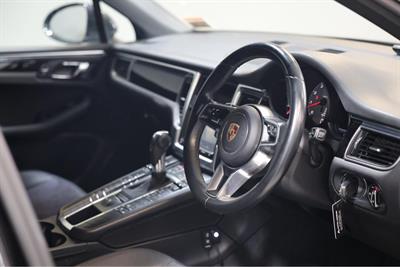 2015 Porsche Macan - Thumbnail