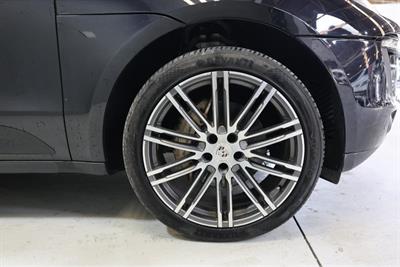 2015 Porsche Macan - Thumbnail