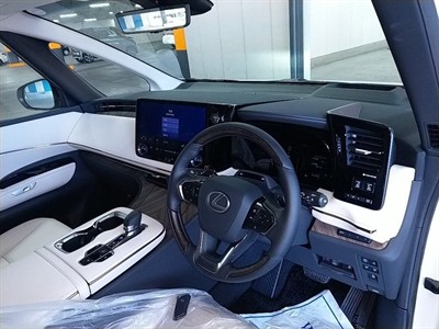 2025 Lexus LM 500H - Thumbnail