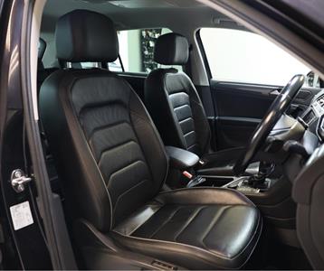 2017 Volkswagen Tiguan - Thumbnail