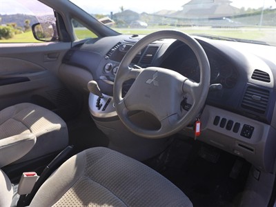 2005 Mitsubishi Grandis - Thumbnail