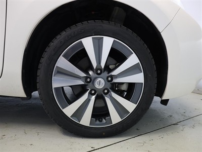 2017 Nissan Leaf - Thumbnail