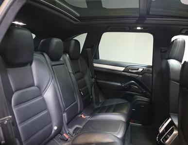 2015 Porsche Cayenne - Thumbnail