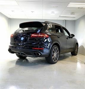 2015 Porsche Cayenne - Thumbnail