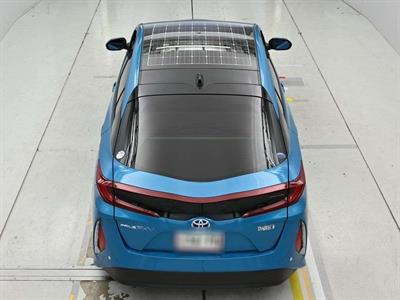 2017 Toyota Prius - Thumbnail