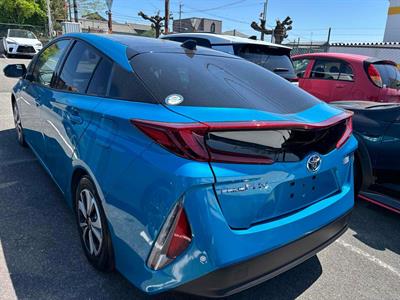 2017 Toyota Prius - Thumbnail