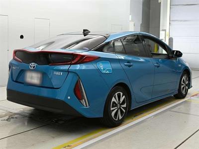 2017 Toyota Prius - Thumbnail