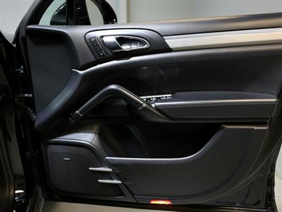 2015 Porsche Cayenne - Thumbnail