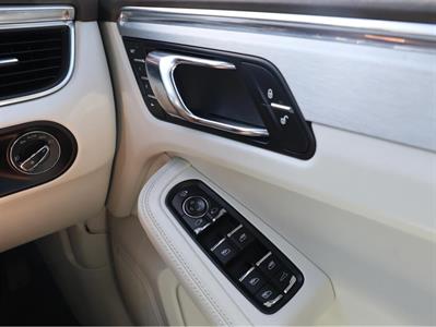 2015 Porsche Macan - Thumbnail