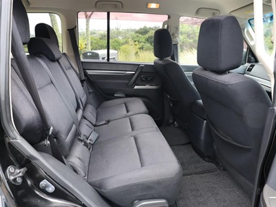 2013 Mitsubishi PAJERO - Thumbnail