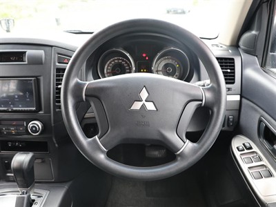 2013 Mitsubishi PAJERO - Thumbnail