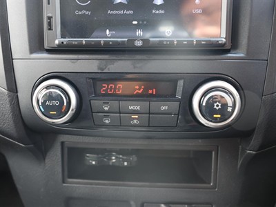 2013 Mitsubishi PAJERO - Thumbnail