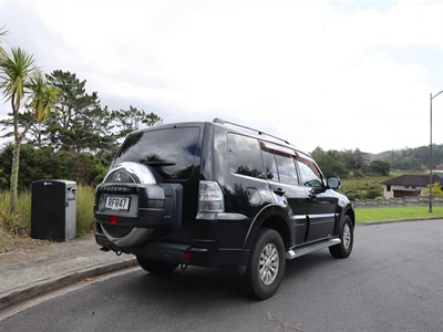 2013 Mitsubishi PAJERO - Thumbnail