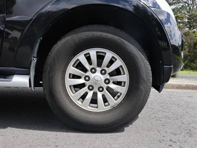 2013 Mitsubishi PAJERO - Thumbnail