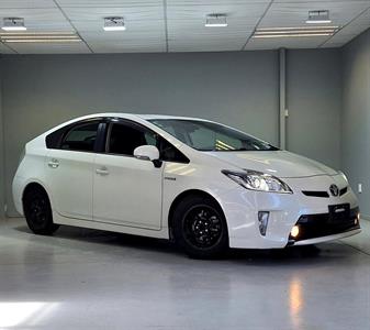 2014 Toyota Prius - Thumbnail