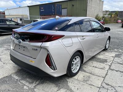2018 Toyota Prius - Thumbnail
