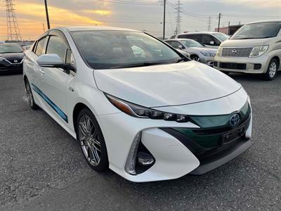 2017 Toyota Prius - Thumbnail