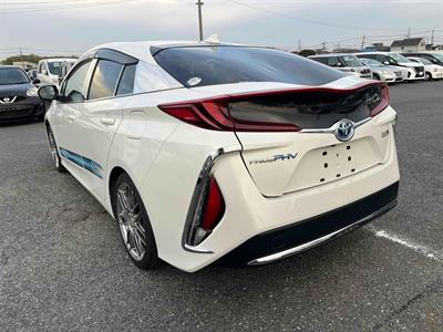 2017 Toyota Prius - Thumbnail