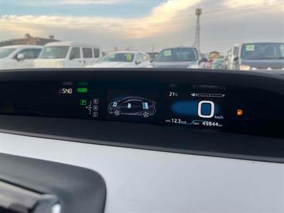 2017 Toyota Prius - Thumbnail