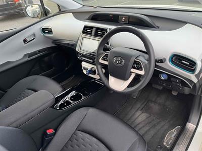 2017 Toyota Prius - Thumbnail