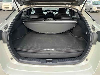 2017 Toyota Prius - Thumbnail