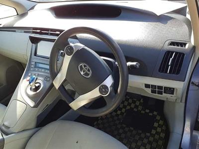 2015 Toyota Prius - Thumbnail