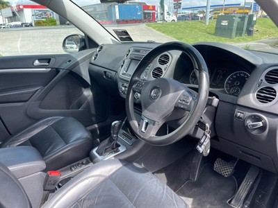 2011 Volkswagen Tiguan - Thumbnail