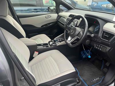 2017 Nissan Leaf - Thumbnail