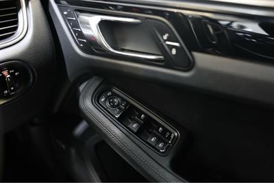 2016 Porsche Macan - Thumbnail