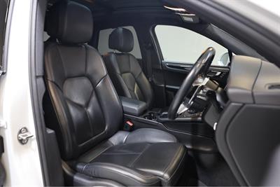 2016 Porsche Macan - Thumbnail