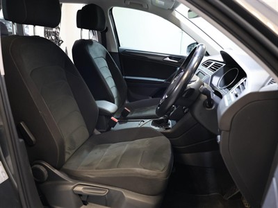 2017 Volkswagen Tiguan - Thumbnail